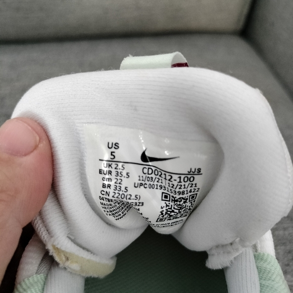 Nike Legend Essential Women's Sneaker Shoe Limited Edition White - Picture 6 of 7